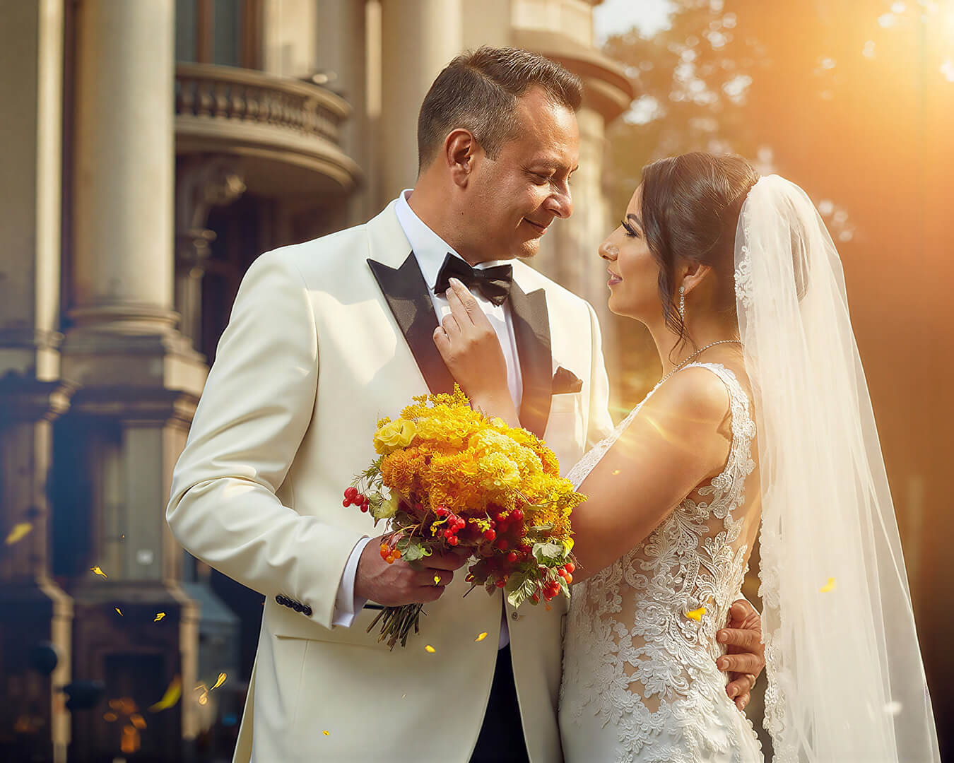 Pareja de novios sonriendo en su boda en Cochabamba, el novio con traje blanco y la novia con vestido de encaje y ramo amarillo.