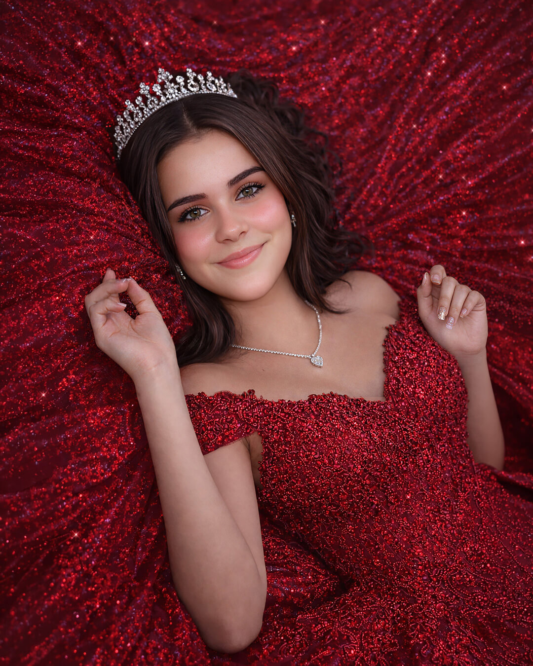 Sesión de fotografía de quinceañera con vestido rojo de gala y corona en estudio de Cochabamba - 53 Fotografía.