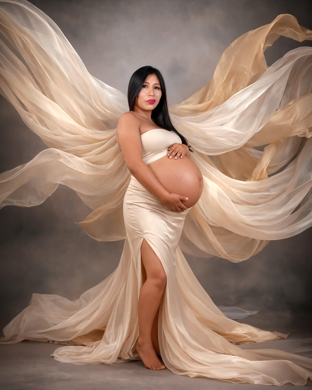 Sesión de fotos de maternidad artística en estudio con telas fluidas color crema y técnica de composición de autor en Cochabamba - 53 Fotografía.