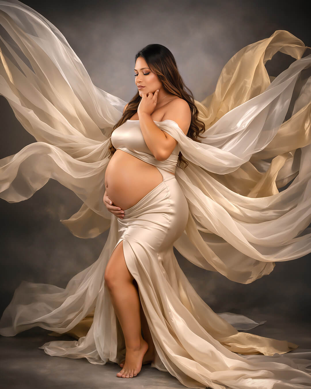 Sesión de fotos de embarazo artística en estudio con telas al vuelo y vestido de seda champán en Cochabamba - 53 Fotografía.
