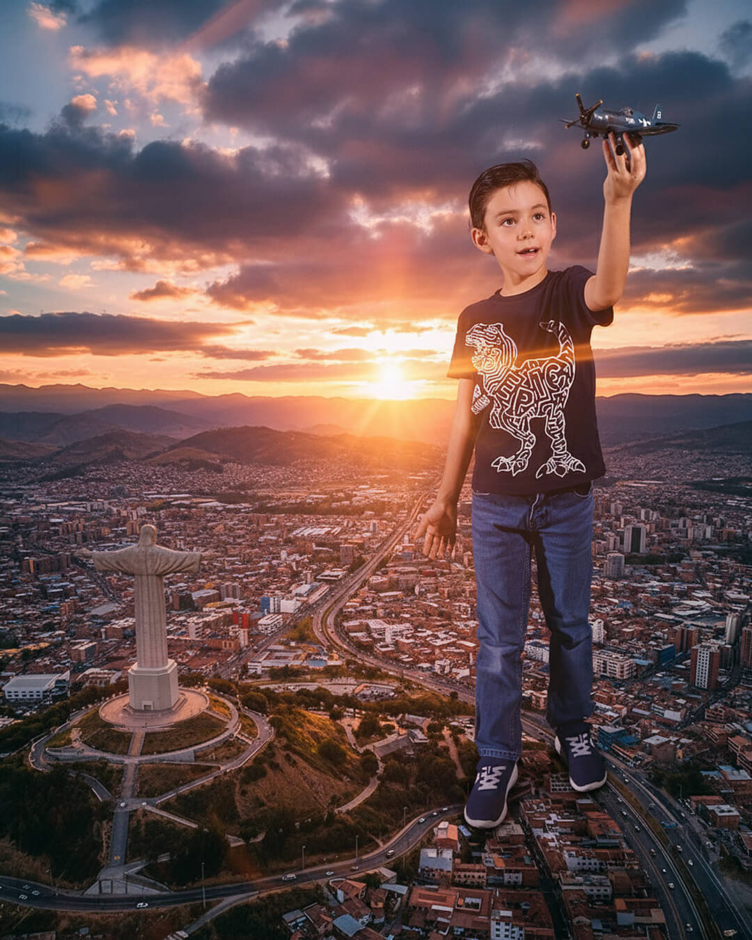 Fotografía infantil artística de niño gigante sobre la ciudad de Cochabamba con vista al Cristo de la Concordia al atardecer - 53 Fotografía.
