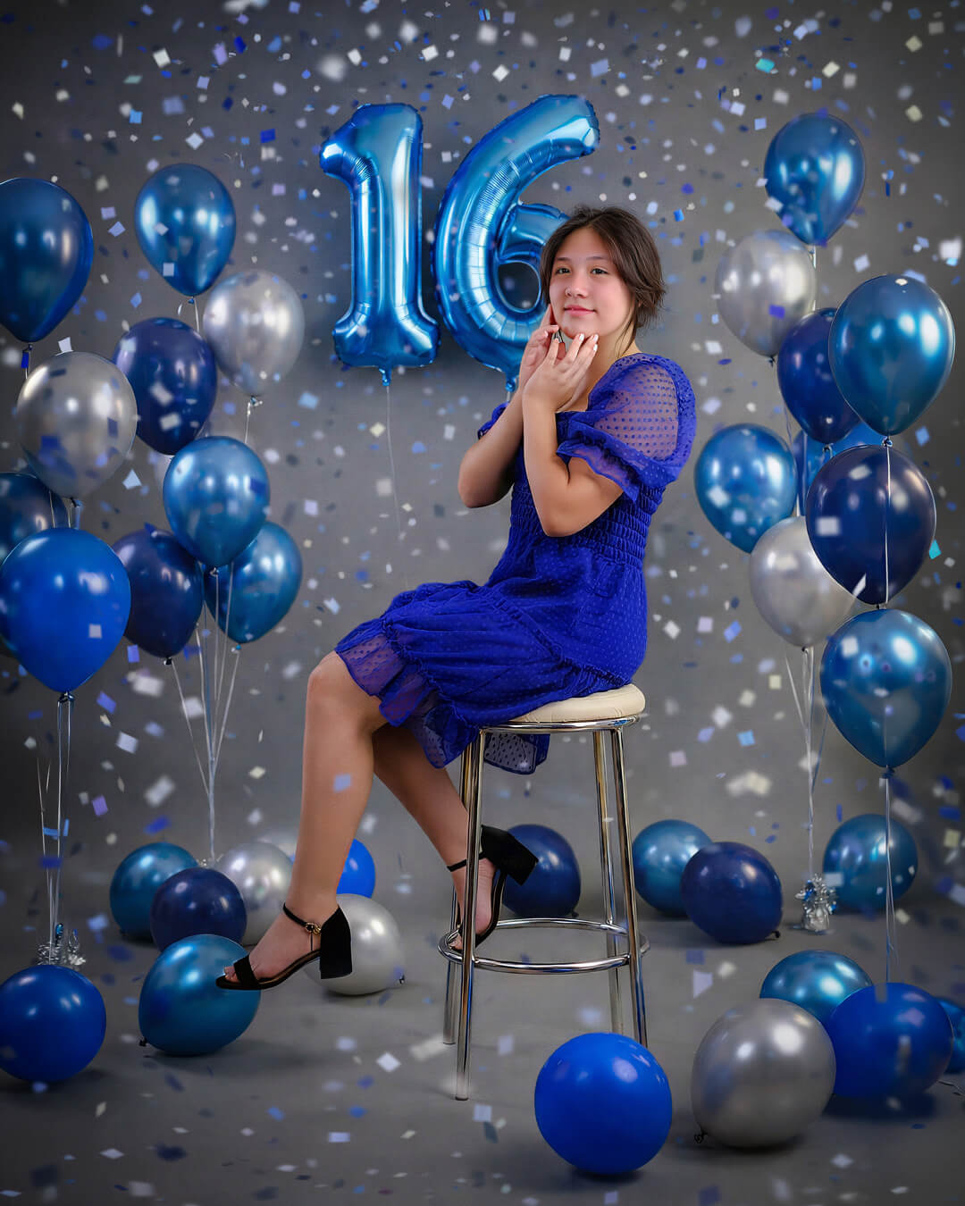 Sesión de fotos de 16 años con temática azul y lluvia de confeti en estudio de Cochabamba - 53 Fotografía.