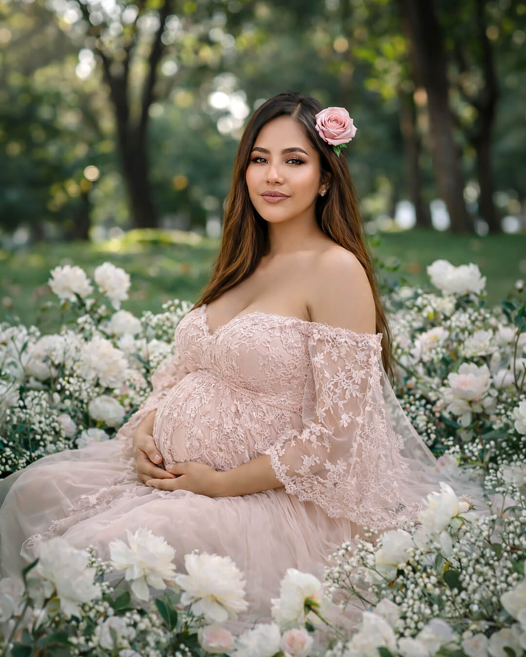Sesión fotográfica de embarazo en exteriores con vestido de encaje rosa y flores blancas en un parque de Cochabamba - 53 Fotografía.