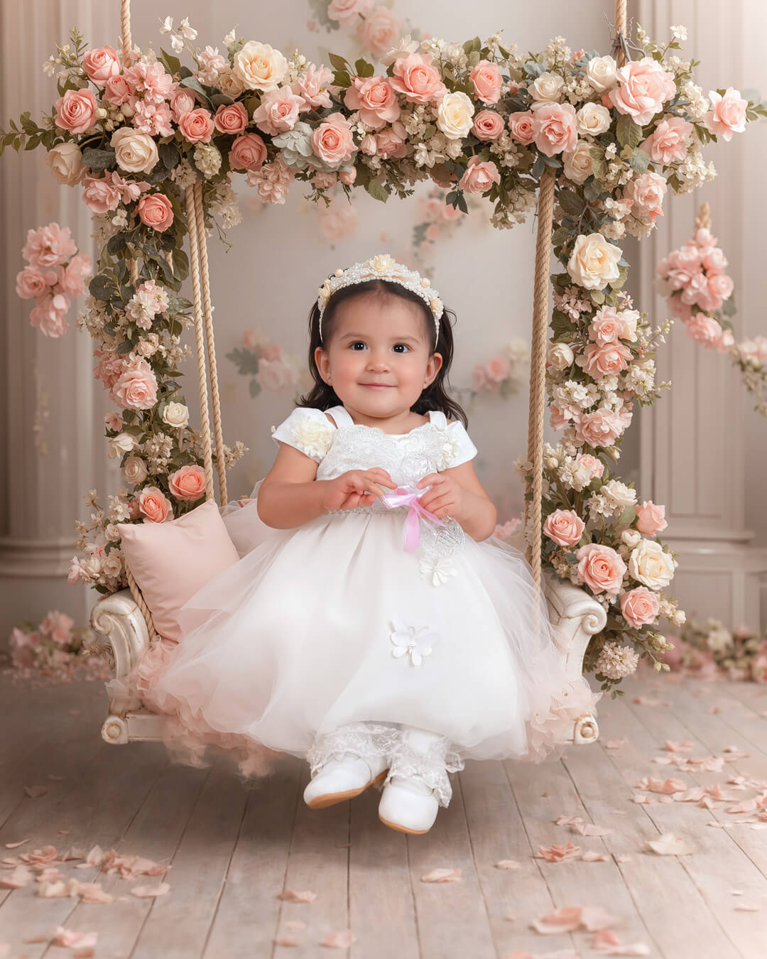 Sesión de fotografía de cumpleaños infantil con escenografía de columpio floral en estudio de Cochabamba - 53 Fotografía.