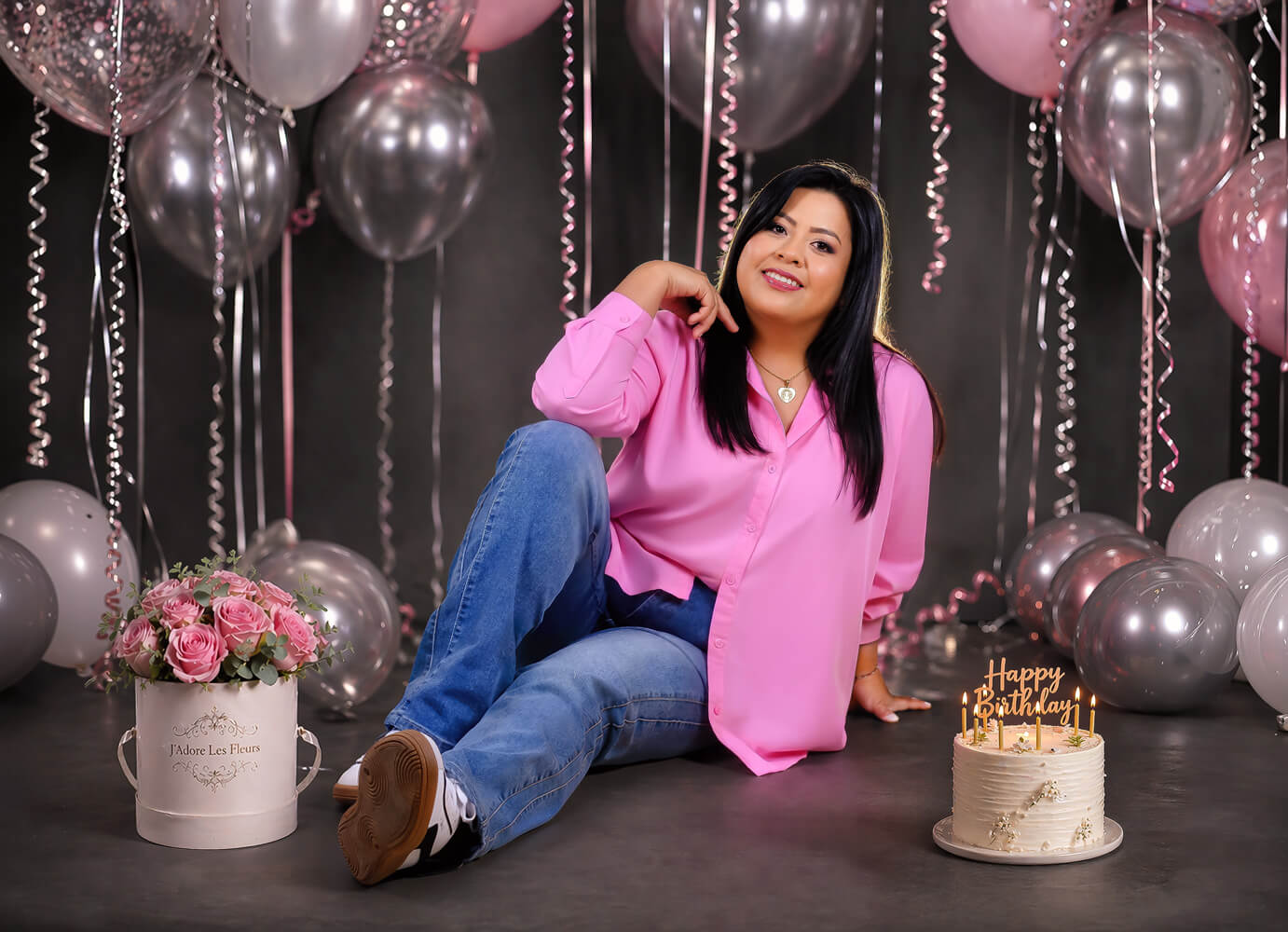 Sesión de fotografía de cumpleaños para mujer en estudio con globos rosas y plateados, torta y flores en Cochabamba - 53 Fotografía.