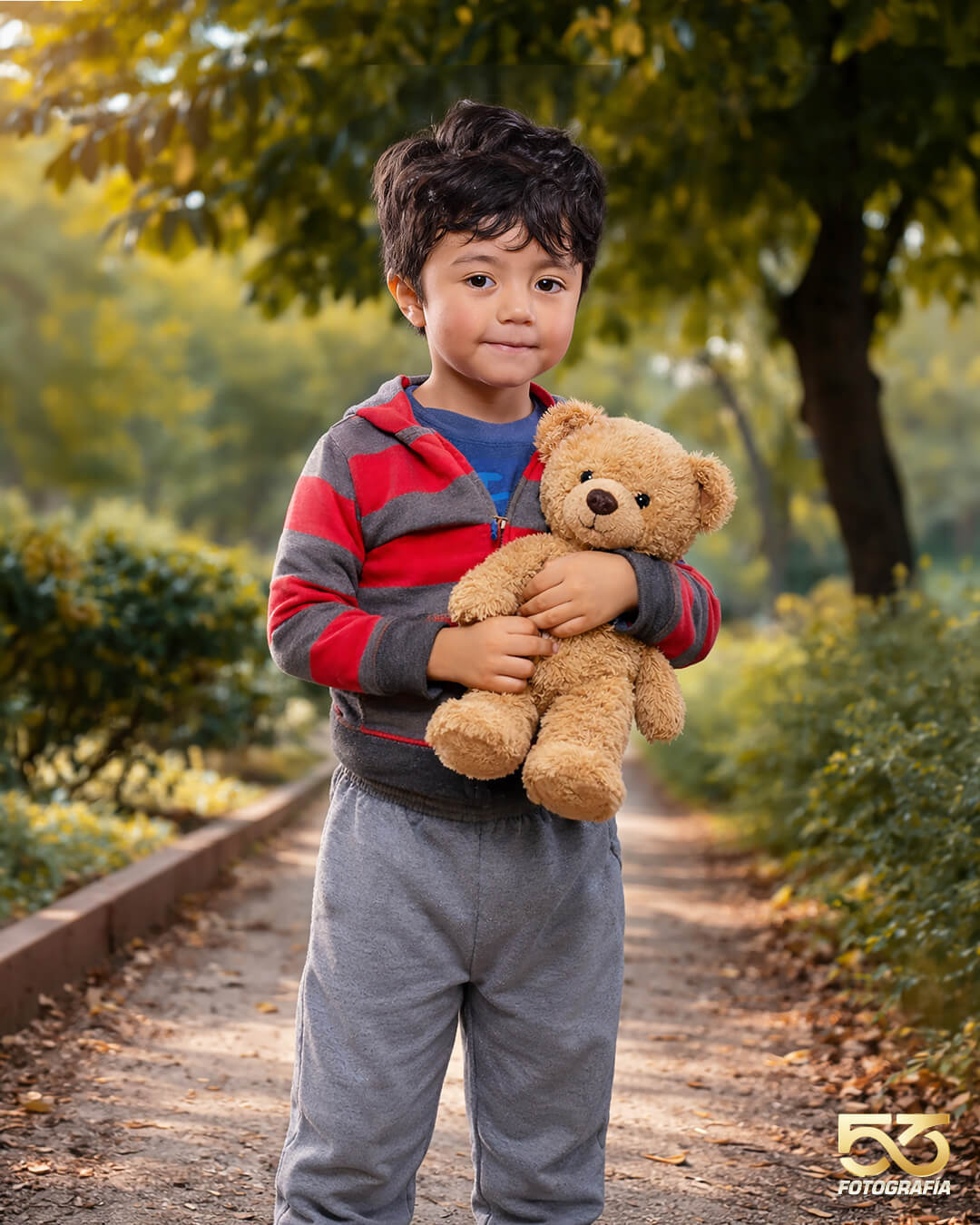 Retrato infantil en exteriores con oso de peluche en un parque de Cochabamba - 53 Fotografía.