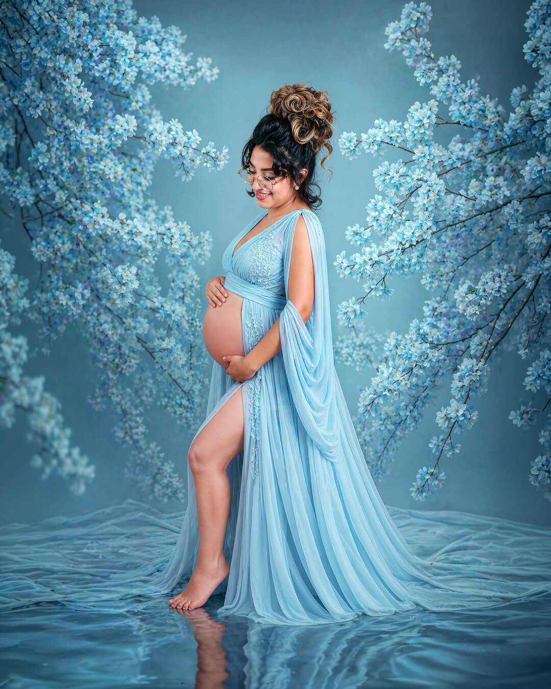 Sesión de fotos de embarazo artística en estudio con temática floral azul y vestido celeste en Cochabamba - 53 Fotografía.