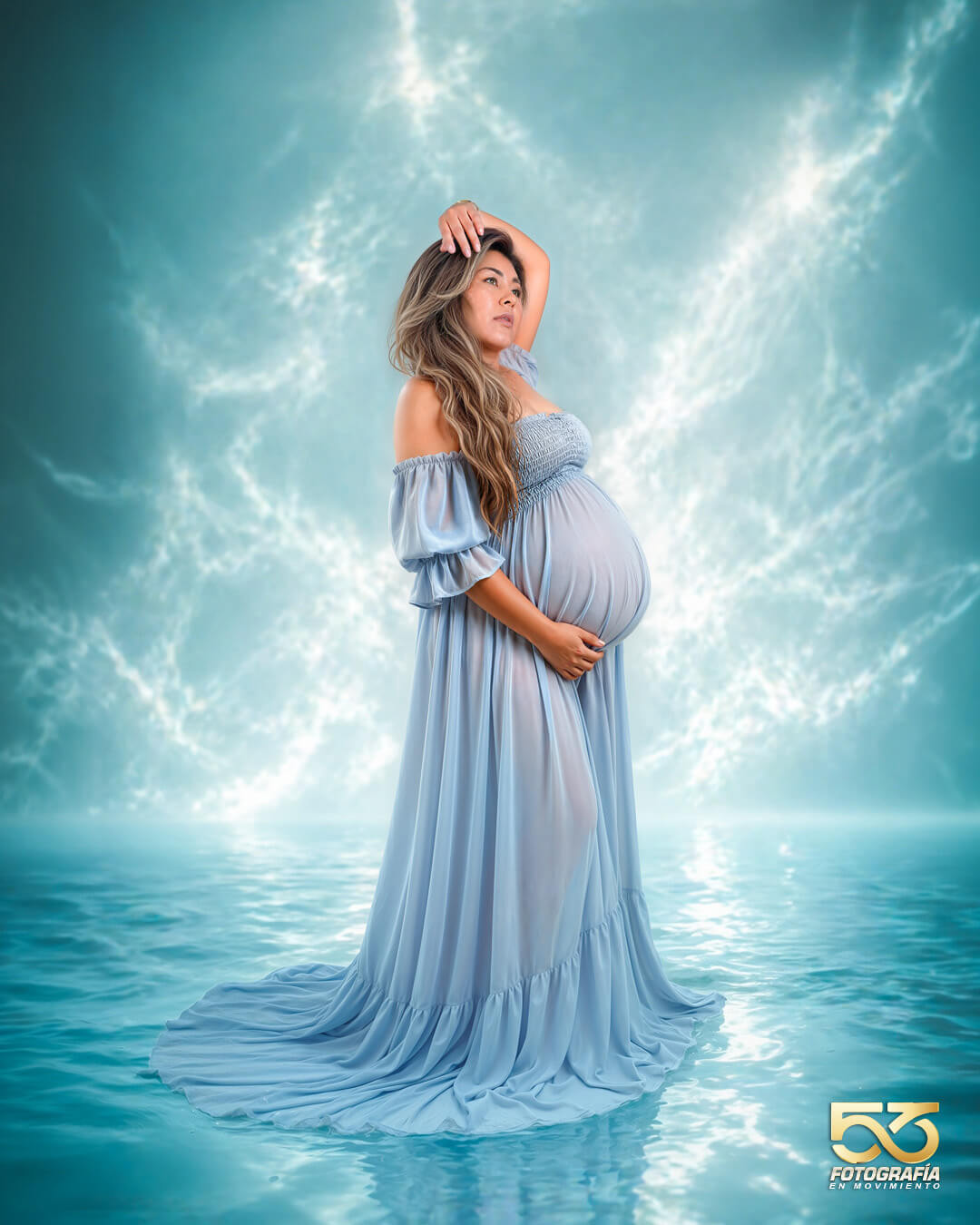 Retrato artístico de embarazo con temática de agua y energía celestial, mujer con vestido azul sobre superficie cristalina en Cochabamba - 53 Fotografía.