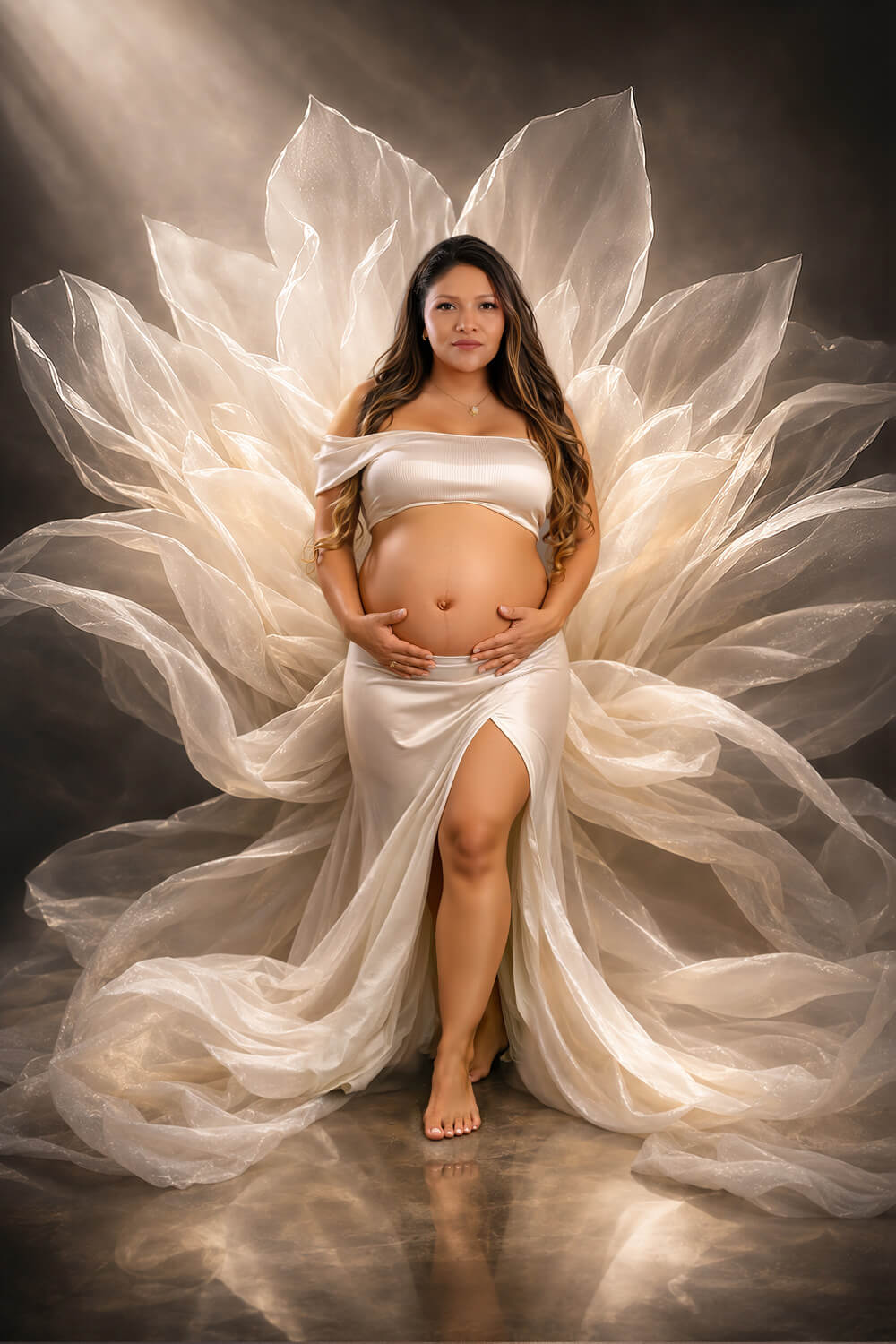 Sesión fotográfica de embarazo artística en estudio con telas satinadas en forma de flor y luz cenital en Cochabamba - 53 Fotografía.