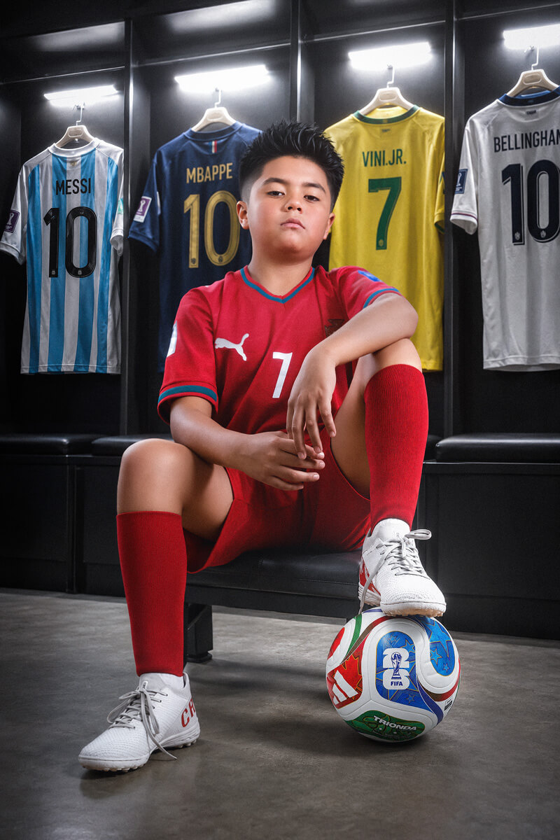 Niño en sesión de fotos de cumpleaños con temática de fútbol del Mundial y servicio de fotografía de composición digital en estudio.